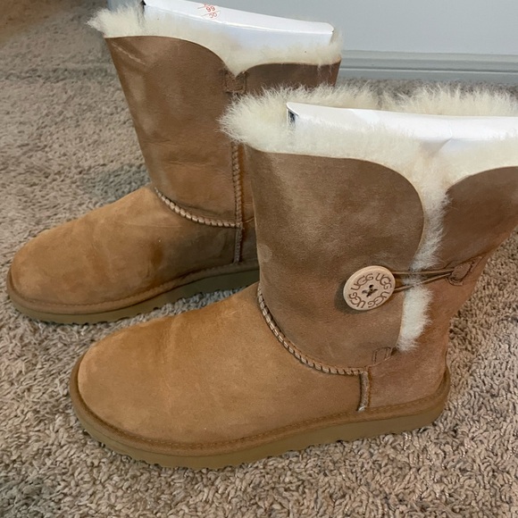 UGG Chestnut Bailey Button Boots - Picture 4 of 8